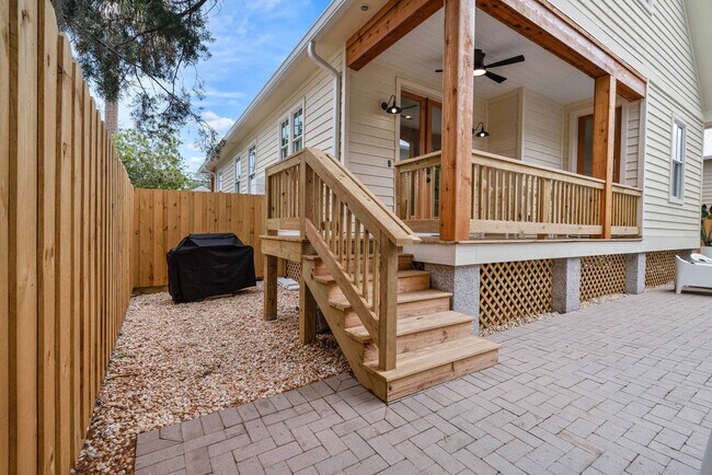 Building Photo - 30 W Castillo Dr