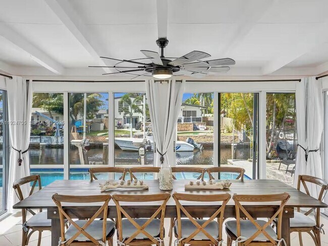 Building Photo - 2525 Gulfstream Ln