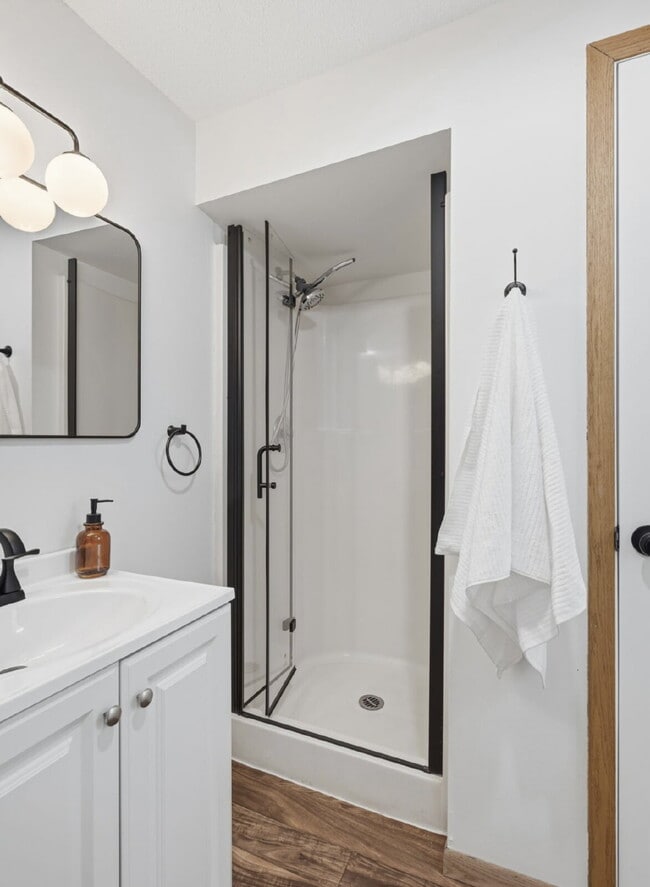 Building Photo - Nicely remodeled side by side duplex 3-Bed Home with Gleaming Hardwood Floors & New carpet in Hop...