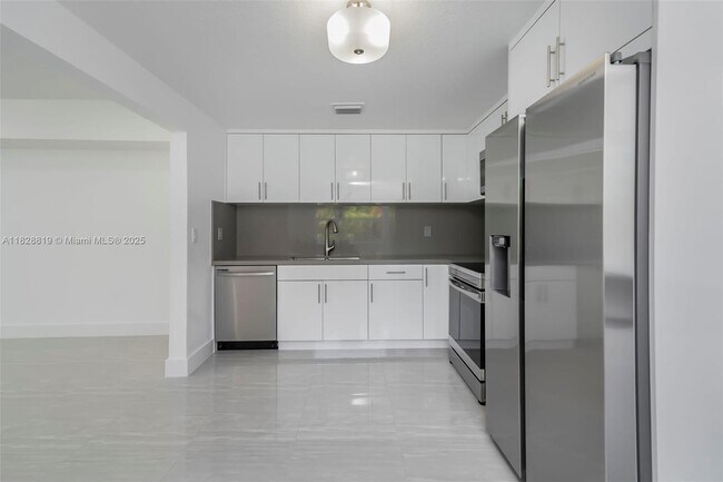 Building Photo - 590 SW 23rd Ave