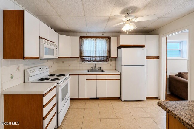Building Photo - 127 N Pine Ave