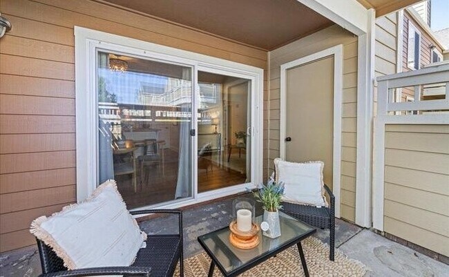 Building Photo - 120 Reflections Dr