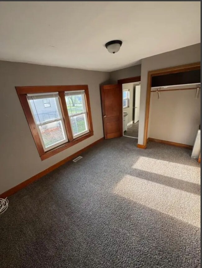 Building Photo - 3 bedroom/1.5 bathroom house