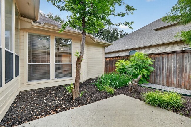 Building Photo - 6864 Bushnell Dr