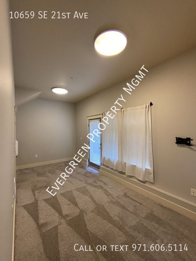 Building Photo - Conveniently Located Townhome With Bonus O...