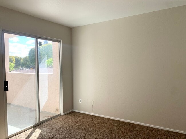 Building Photo - Fashion Hills 2 bedroom, 2 bath with 2 car garage!
