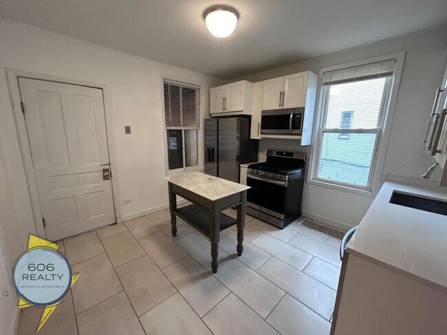 Building Photo - 2 bedroom in Chicago IL 60618