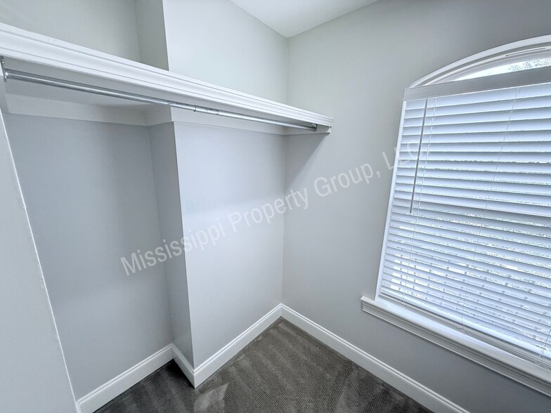 Building Photo - 120 Falls Grove