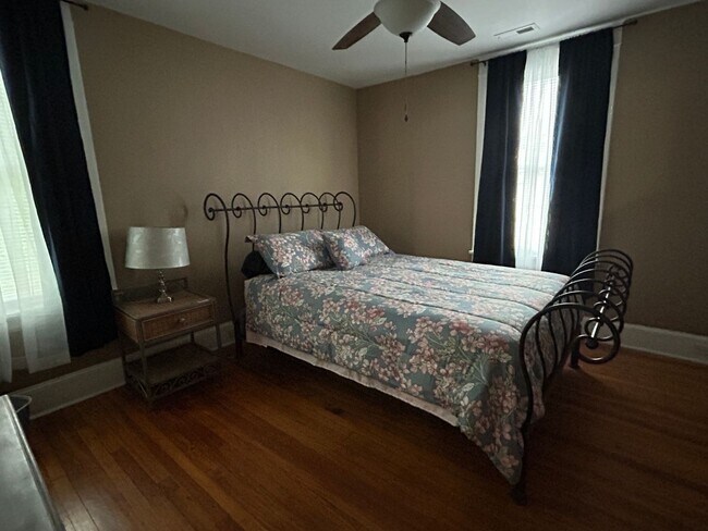Building Photo - Furnished Short term fully renovated
