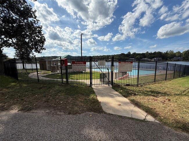 Building Photo - 16 Golf Vw Mnr