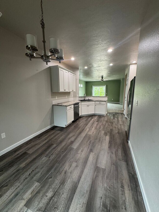 Building Photo - New on Market! Close to Freeway and Shopping!