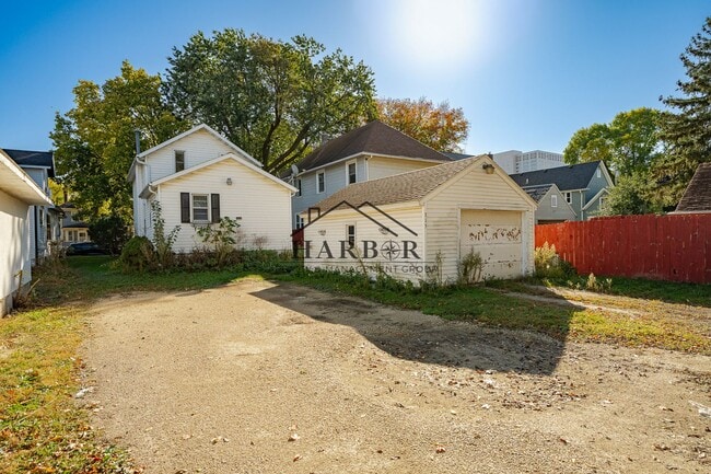 Building Photo - 4 Bedroom Home-Walking Distance to Downtown Rochester!