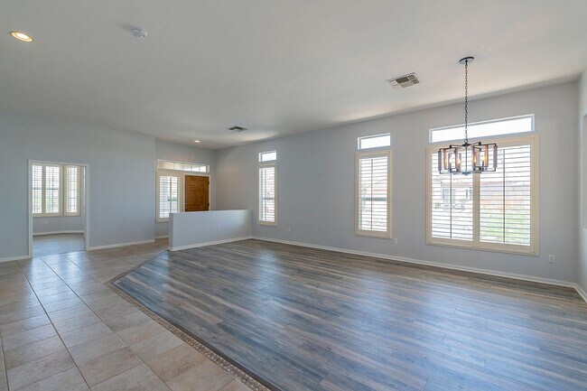 Building Photo - Gated Community!