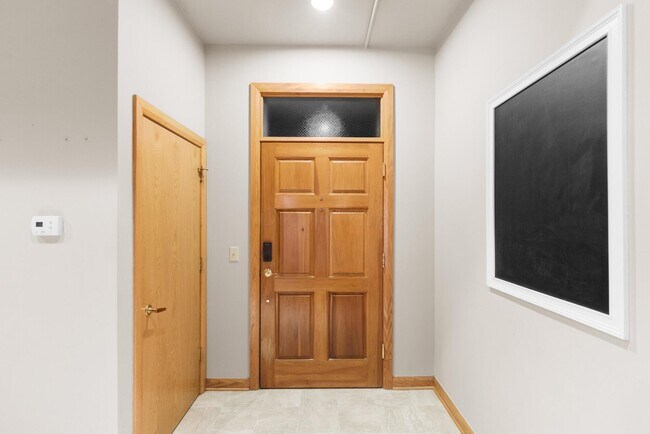 Primary Photo - 55 W Livingston Ave