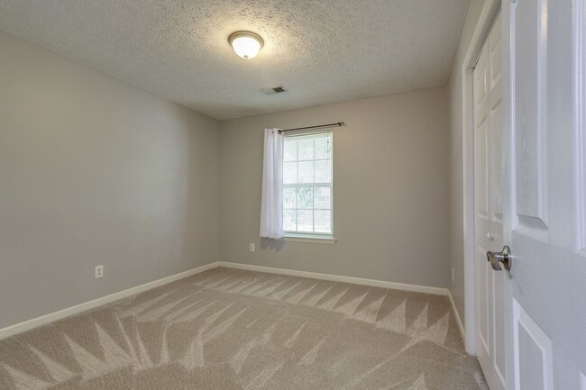 Building Photo - Adorable 2 bed/2 bath condo Hermitage