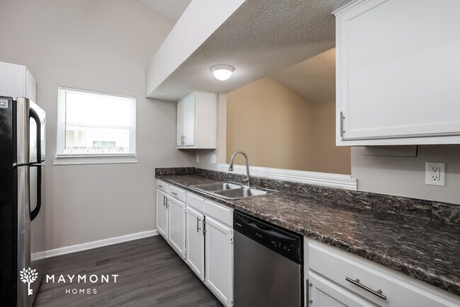 Building Photo - Charming 3-Bedroom Goose Creek Home with Sunroom
