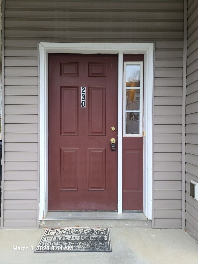 Building Photo - 3 bedroom,  2 1/2 bath town home in Waynesboro PA END UNIT