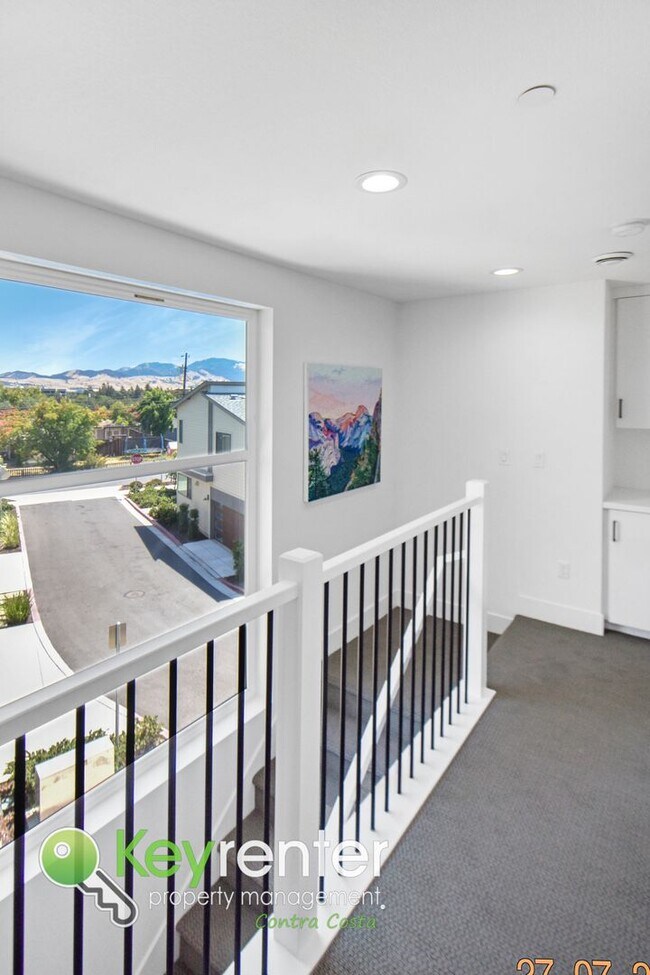 Building Photo - Newer Energy Efficient Luxury Townhouse in...