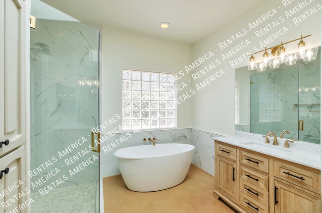 Building Photo - Gorgeous Catalina Home!