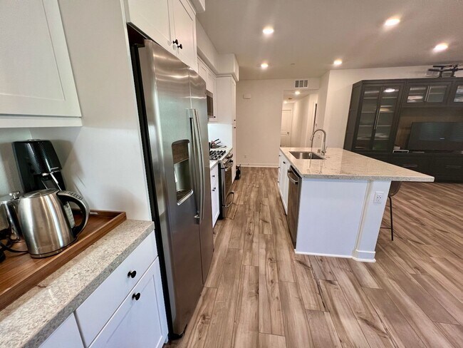 Building Photo - 2 bed 2bath w/attached garage, Pet-friendl...