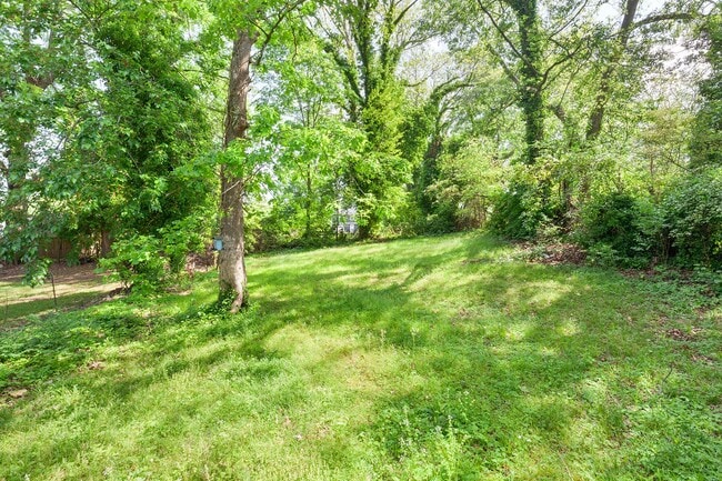Building Photo - Updated 3bd/2ba w/ Large Backyard & Lawn C...