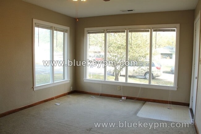 Building Photo - 2 Bed 1 Bath Home with Huge Bonus Room Nea...