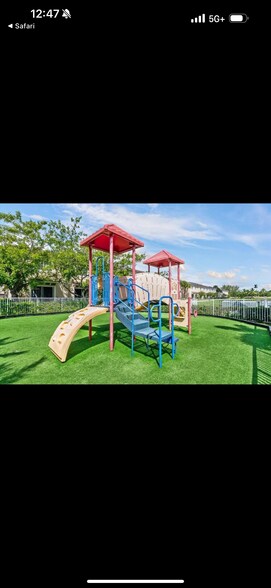 Building Photo - 2615 SW 81st Ter