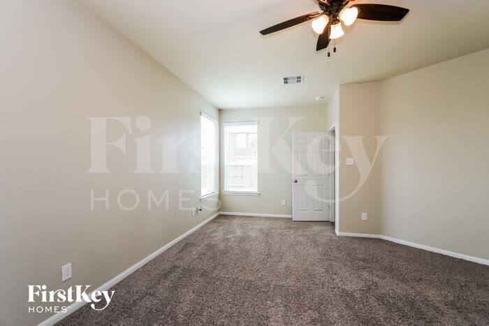 Building Photo - 32711 Oak Heights Ln