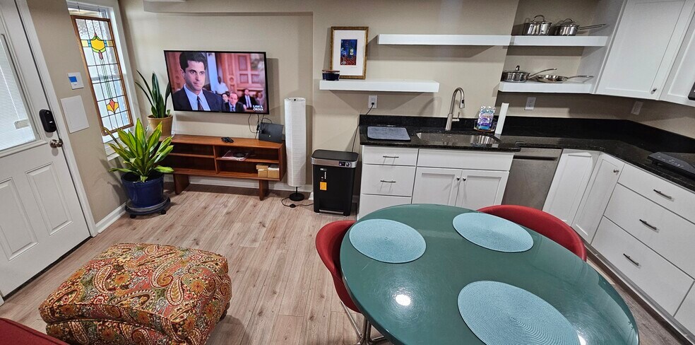 Building Photo - 4633 Kernwood Ave