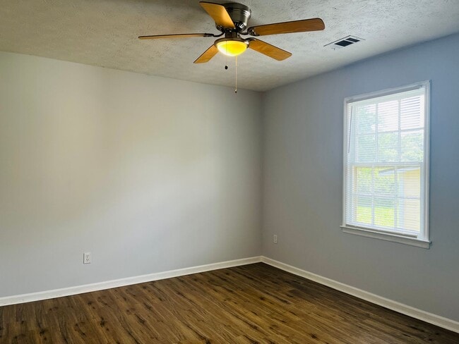 Building Photo - 104 Peachtree Ct