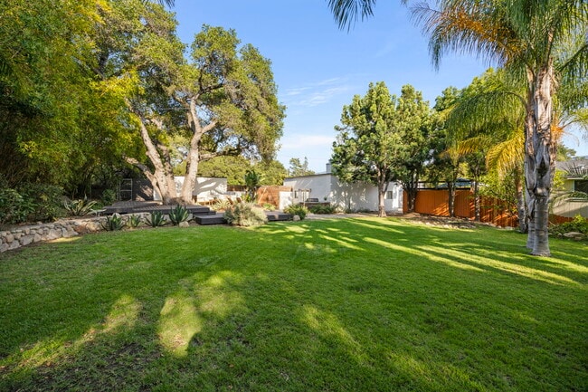 Building Photo - 701 Canada St