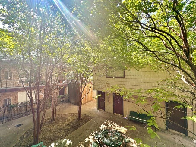 Building Photo - 2207 Leon St