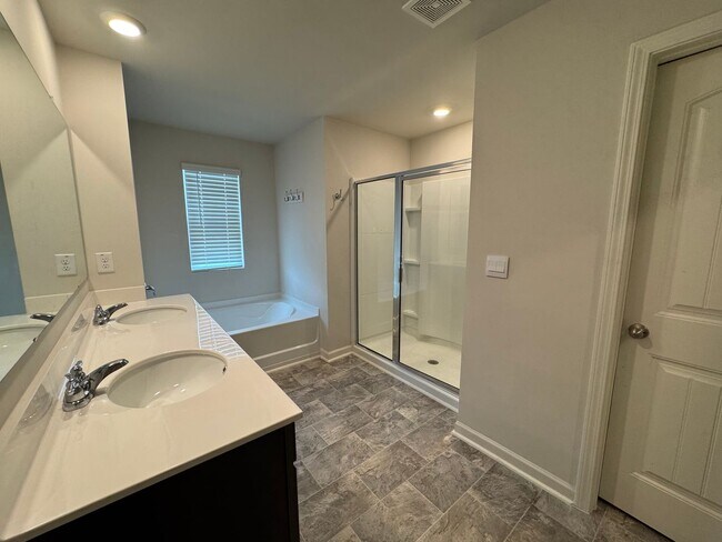 Building Photo - Spacious Like New 5 Bedroom 3 Bath Home in...