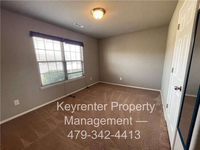 Building Photo - Spacious 3-Bedroom Springdale Home with Fenced Yard