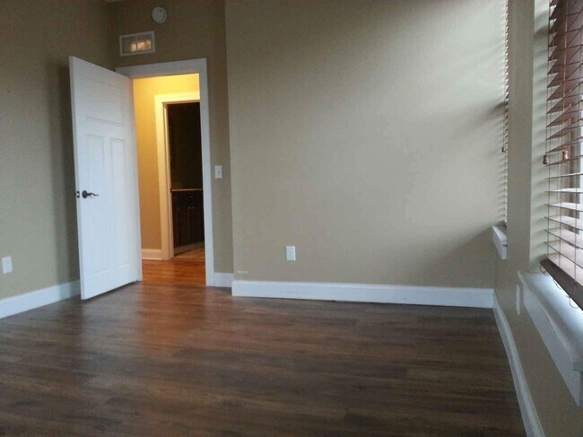 Building Photo - 14 Jackson St