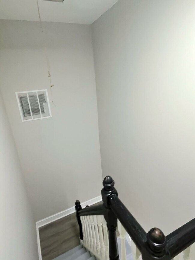 Building Photo - 7 Bedrooms 3.5 Bathrooms