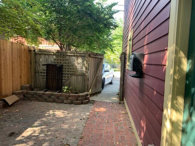 Building Photo - Awesome Carriage House in Chatham Arch!