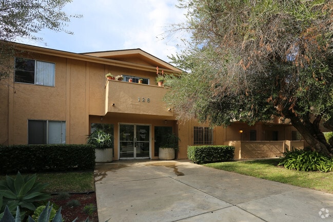 Primary Photo - Vista Hills Apts