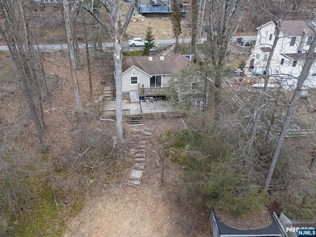 Building Photo - 240 Acabonack Rd