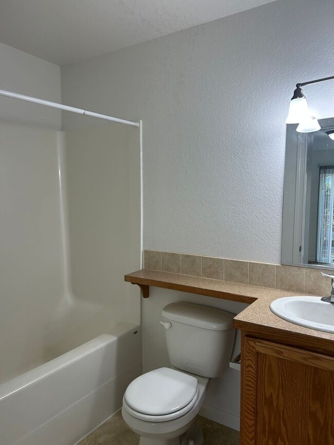 Building Photo - (870) College Street Duplex - 3 Bedroom / ...