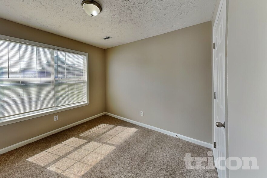 Building Photo - 195 Falcon Ridge Dr
