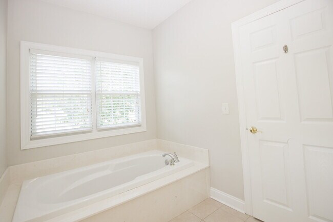 Building Photo - "Spacious 3-Bedroom Retreat with 3200 Sq Ft of Comfort in Seven Lakes!"