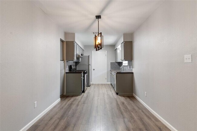 Building Photo - 2404 Burleson Ct