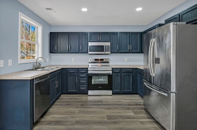 Building Photo - Beautifully Updated 3BR Home Minutes from Fort Jackson, VA Hospital & I-77