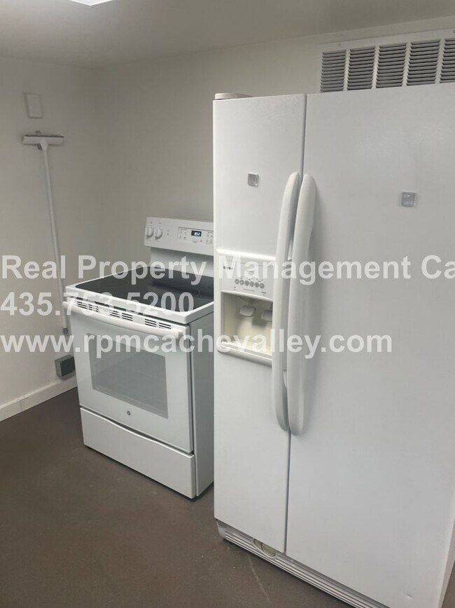 Building Photo - 495 E 900 N
