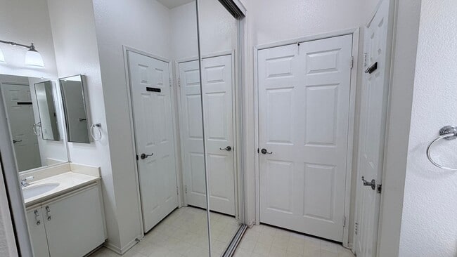 Building Photo - 10878 Sabre Hill Dr