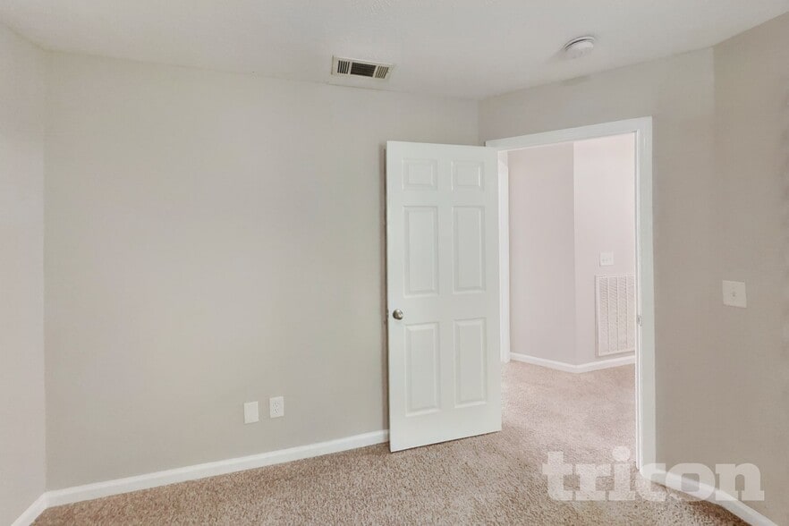Building Photo - 700 Holland Ridge Dr