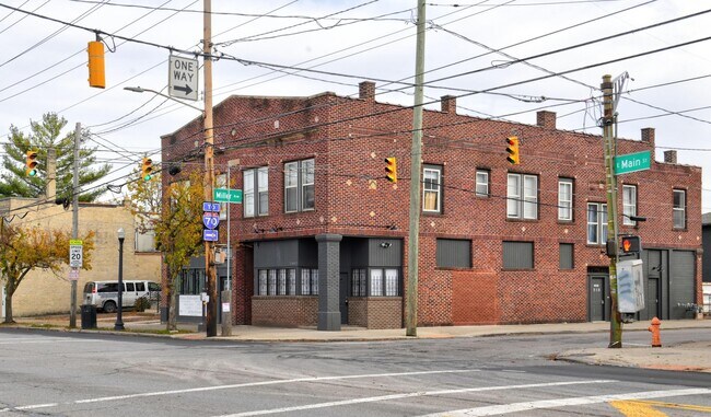 Building Photo - 804 1/2 E Main St