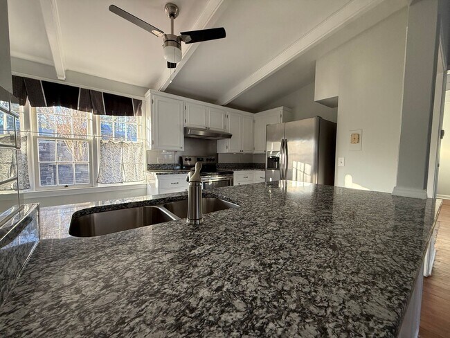 Building Photo - 2 Bedrooms, 2 Bathrooms - Home in Maplewood!