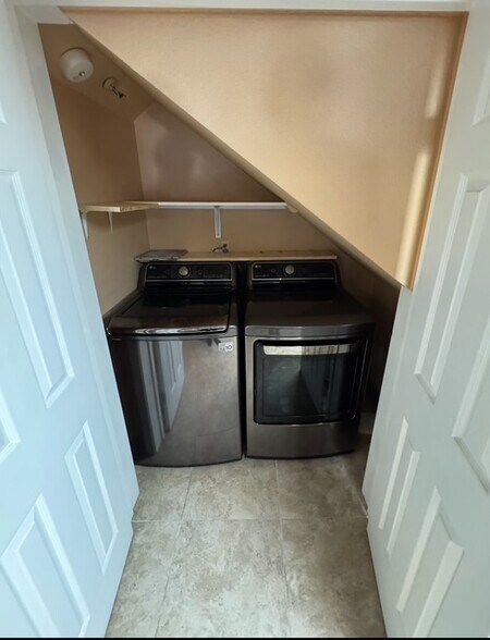 Building Photo - 108 W Maple St